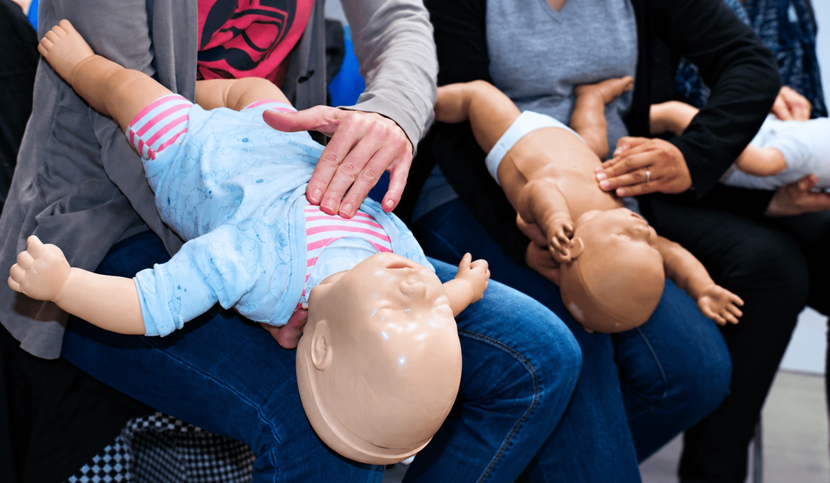 Formation aux urgences en crèche avec mannequin nourrisson